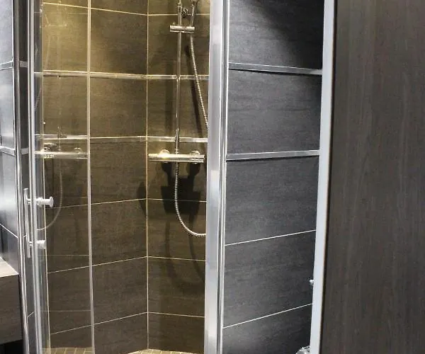 Crocus Mémorial Hotel 2*