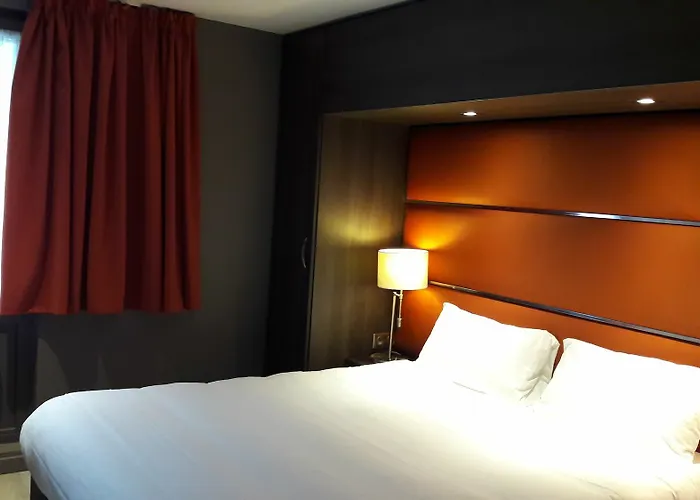 Crocus Mémorial Hotel 2*